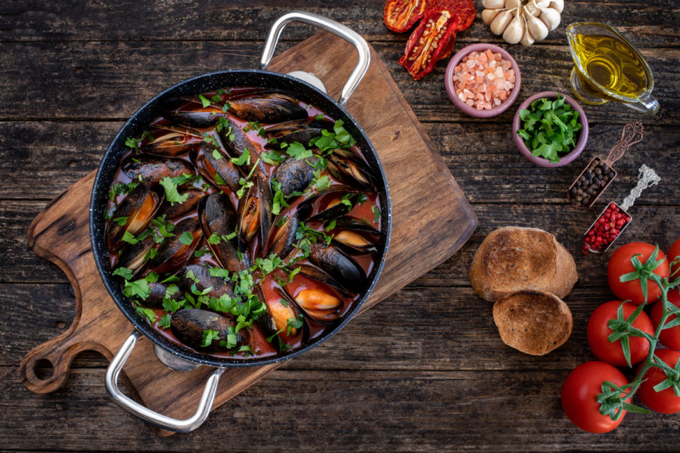 overhead view of mussels in tomato sauce